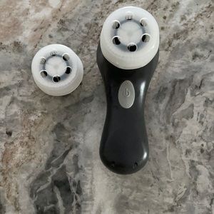 Clarisonic with 2 brand new brush heads